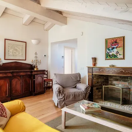 Castello Di Brusata Apartment By Quokka 360 - Romantic Flat With Pool Bed & Breakfast