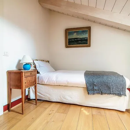 Castello Di Brusata Apartment By Quokka 360 - Romantic Flat With Pool Bed & Breakfast